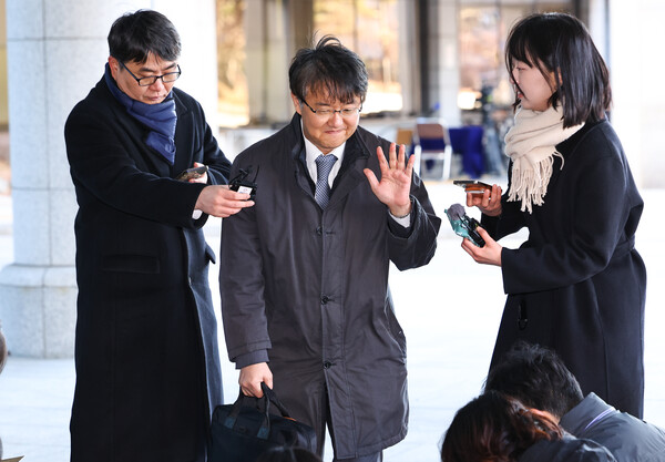 ▲ 통일교와 신천지의 정교유착 의혹을 수사하는 검찰·경찰 합동수사본부의 본부장을 맡은 김태훈 합수본부장이 지난 8일 서울 서초구 서울고검으로 출근하며 기자들의 질문에 답하고 있다. /뉴시스