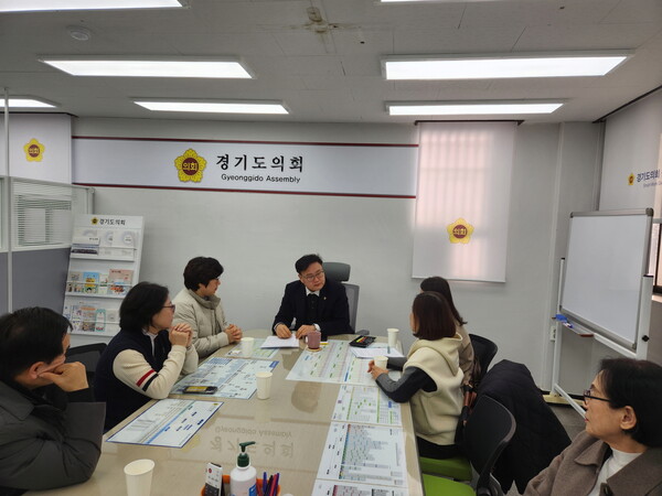 ▲ 김정영 의원, 2026년 성매매피해자 지원사업 예산 삭감 관련 민원상담 진행 모습.