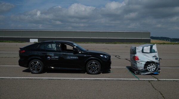 ▲ 한국교통안전공단 자동차안전연구원이 지난해 자동차안전도평가(KNCAP)의 페달 오·조작 방지 장치 신규 도입에 따른 평가를 하고 있는 모습. /뉴시스