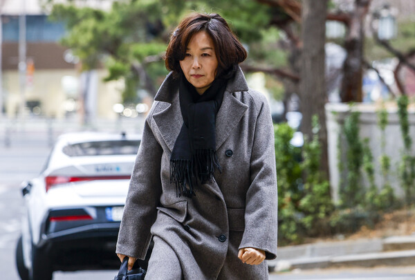 ▲ 공천 헌금 의혹을 받는 김경 서울시의원이 18일 서울 마포구 공공범죄수사대에서 경찰 조사를 받기위해 출석하고 있다. /뉴시스