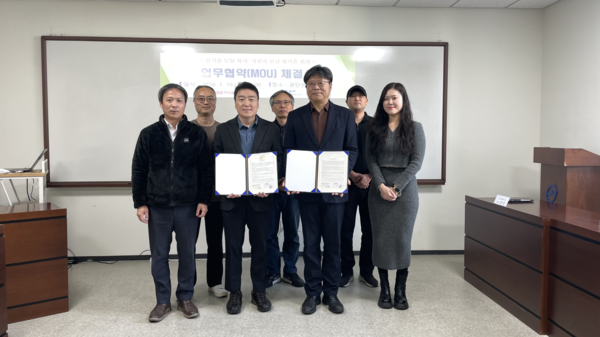 ▲ 업무협약 체결 기념사진(왼쪽에서 두 번째 동대문구시설관리공단 경영본부장 이원성, 왼쪽에서 세 번째 ㈜청풍세니텍 대표 김주용).