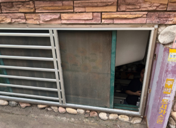 ▲ 개폐식 방범창 설치 모습.