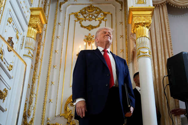 ▲ 도널드 트럼프 미 대통령이 16일(현지시각) 플로리다주 팜비치의 서던 블러바드의 일부를 "도널드 J. 트럼프 대통령 블러바드"로 이름을 바꾸는 행사에 참석했다. /뉴시스