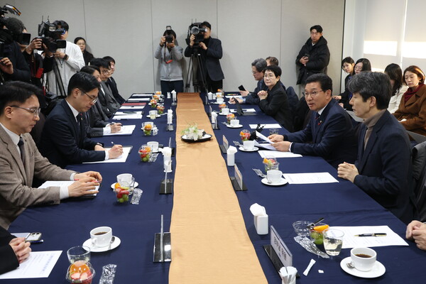 ▲ 신정훈 국회 행안위 위원장이 20일 오후 서울 여의도 국회에서 열린 ‘행정통합 관련, 행안부의 민주당 행안위 보고’ 행사에서 발언을 하고 있다. /뉴시스