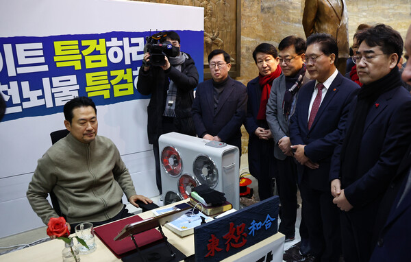 ▲ 국민의힘 초재선 모임 ‘대안과 미래’ 소속 의원들이 20일 통일교·공천헌금 ‘쌍특검’을 요구하며 단식농성중인 장동혁 국민의힘 대표를 찾아 인사하고 있다. /뉴시스