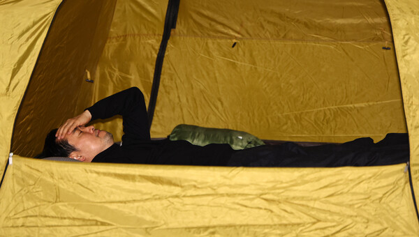 ▲ 통일교·공천헌금 '쌍특검'을 요구하며 엿새째 단식농성중인 장동혁 국민의힘 대표가 20일 오전 서울 여의도 국회 로텐더홀 농성장 텐트에서 누워 있다. /뉴시스