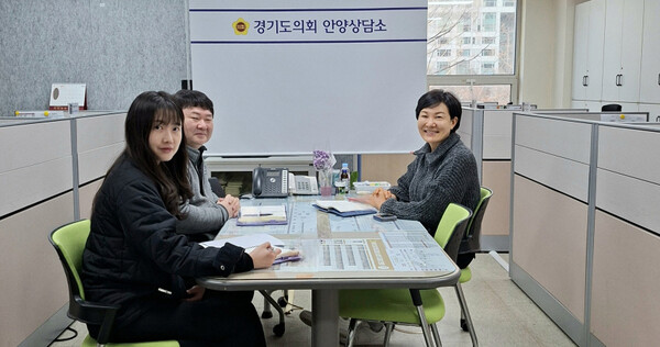 ▲ 건축물 외부에 부착된 노후 썬팅 필름으로 인한 환경오염 예방 대책 논의하는 이채명 의원.