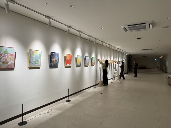 ▲ 스타필드 수원 내 '작은 미술관' 전시 설치.