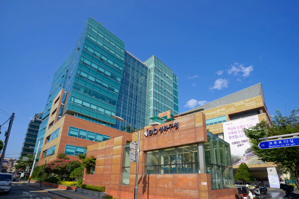 ▲ 성북구청사 전경.