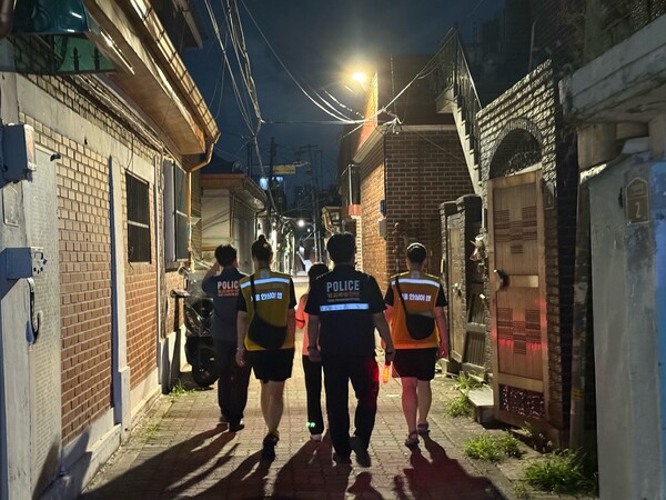 ▲ 안심귀가스카우트 활동 모습.