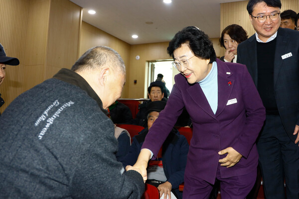 ▲ 2026년 새해농업인실용교육 참석자들과 인사 나누는 김경희 이천시장.