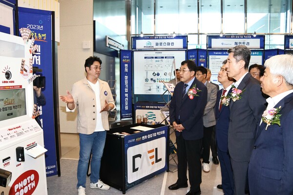 ▲ 주낙영 경주시장이 지역 벤처·창업기업 부스를 방문해 제품 설명을 청취하며 기술 개발 현황을 점검하고 있다.