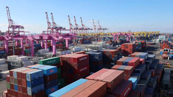 ▲ 인천 연수구 인천신항 컨테이너 터미널에 컨테이너가 쌓여 있다. /뉴시스