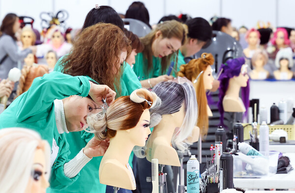 ▲ 서울 강남구 세텍에서 열린 '2025 제 9회 서울시 미용예술경연대회'에서 출전자들이 경연을 펼치고 있다. /뉴시스