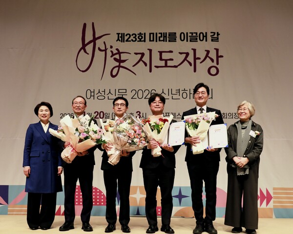 ▲ 윤덕룡 경기도일자리재단 대표이사, 2026 ‘올해의 히포시 리더’ 선정 기념사진.