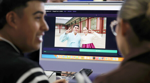 ▲ 서울 강남구 코엑스에서 열린 AI 서밋 서울 & 엑스포를 찾은 관람객들이 구글의 제미나이 기반 생산형 이미지 포토 부스를 체험하고 있다. /뉴시스