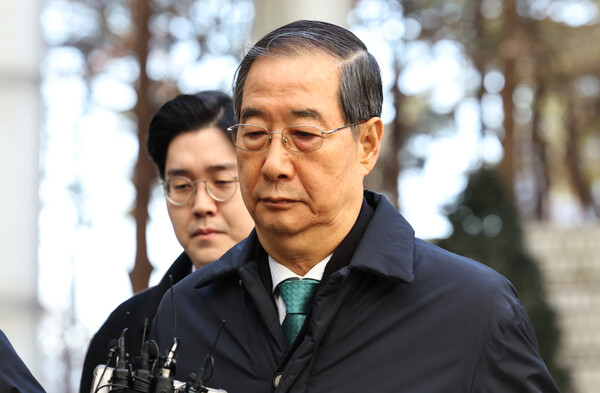 ▲ 12·3 비상계엄 관련 내란 방조 등 혐의를 받는 한덕수 전 국무총리가 21일 서울 서초구 서울중앙지법에서 열린 1심 선고공판에 출석하고 있다. /뉴시스