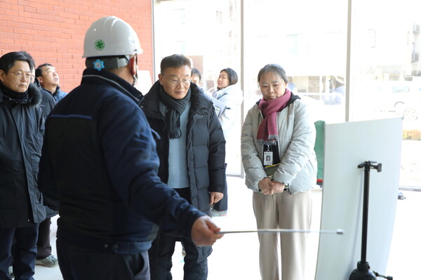 ▲ 황규돈 팔달구청장(가운데) 관내 행정복지센터 신청사 건립 현장 방문 모습.