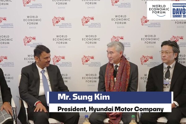 ▲ 스위스 다보스에서 열리는 세계경제포럼(WEF)에 참석한 성 김 현대차 사장(오른쪽 둘째)과 김일범 부사장(오른쪽 첫째)이 데벤드라 파드나비스 인도 마하라슈트라주총리와 만나 협력 방안을 논의하고 있다. (사진=마하라슈트라주 유튜브 갈무리).