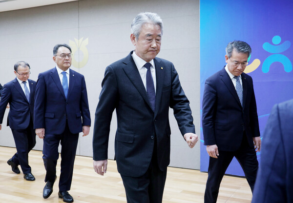 ▲ 굳은 표정으로 단상 내려오는 강호동 농협중앙회장. /뉴시스