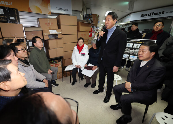 오세훈 서울시장이 22일 본격적인 도시재개발 사업이 추진 중인 용산전자상가 내 나진·선인상가를 방문해 상인과 상가소유자, 지역주민의 애로사항을 듣고 용산국제업무지구와 연계한 개발사업 추진 방향을 점검했다.용산전자상가는 1990년대 PC 보급 확산으로 호황기를 맞았으나 2000년대 들어 모바일 기기와 온라인 쇼핑 유행 등 산업 트렌드가 변화하고 시설 노후화로 상권 활력이 크게 떨어졌다.앞서 서울시는 용산전자상가 일대 상권 활성화를 위해 대규모 전자제품 전문상가로만 개발할 수 있는 기존 규제를 해제하고 신산업용도 30%를 의무로 도입하는 조건 아래 업무·상업·주거 복합개발이 가능한 지역으로 변경하는 개선방안을 마련했다.오 시장은 간담회에서 “전자상가 일대가 미래를 향한 준비를 시작하는 과정에서 임차 상인, 상가를 소유하신 분들이 낡은 건물과 공실률 등으로 많은 불편과 어려움을 느끼셨을 것”이라며 “행정적으로 필요한 부분을 말씀 주시면 면밀히 챙겨나가겠다”고 말했다.이에 한 선인상가 상인은 “유통망이 온라인 대규모 쇼핑몰로 집약되면서 주말과 평일 내방객도 거의 없고 매출도 50% 가까이 감소했다”라며 “저렴한 임대공간 등 40여 년간 지켜왔던 상인을 위한 이주 등 대책 마련에 충분한 논의를 해주시길 바란다”고 말했다.오 시장은 “용산전자상가는 세계적 기업이 모이는 용산국제업무지구와 연계된 지역인 만큼 이 일대를 ‘신산업 핵심 거점’으로 육성하겠다”며 “오늘 논의를 계기로 개발 속도는 물론 한 분 한 분의 영업상의 피해가 최소화될 수 있도록 논의 창구를 활짝 열어두고 여러분들의 목소리를 최우선으로 지원해 나가겠다”고 말했다.