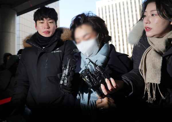 ▲ 더불어민주당을 탈당한 김병기 의원의 배우자 이 모 씨가 22일 오후 서울 마포구 서울경찰청 광역수사단 공공범죄수사대에 공천헌금 수수 의혹 관련 조사를 받기 위해 출석하고 있다. /뉴시스