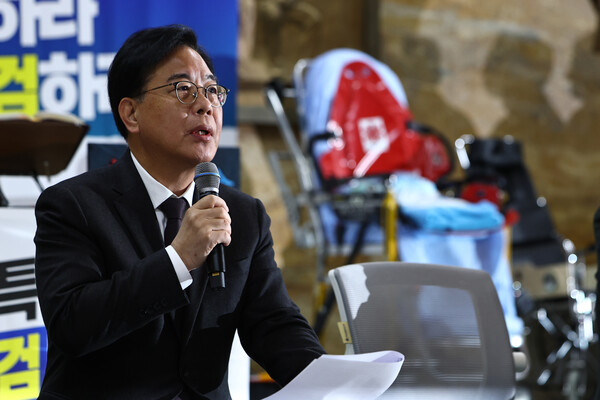 ▲ 송언석 원내대표 뒤로 보이는 환자 이송용 침대. /뉴시스