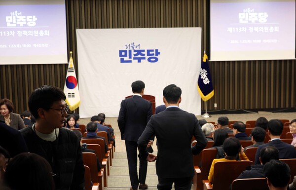 ▲ 정청래(가운데) 더불어민주당 대표가 22일 오전 서울 여의도 국회에서 열린 비공개 정책의원총회에 참석하고 있다. /뉴시스