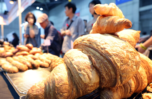 ▲ 카페&베이커리 페어에서 관람객들이 크로아상을 시식하고 있다. (사진은 내용과 관계 없음) /뉴시스