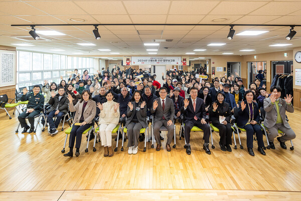 ▲ ‘2026년 동 신년 업무보고회’에서 주민과 기념촬영하고 있는 이기재 양천구청장(가운데).