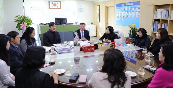 ▲ 수원특례시 팔달구와 새마을부녀회 '이웃사랑 한뜻' 간담회 개최 모습.