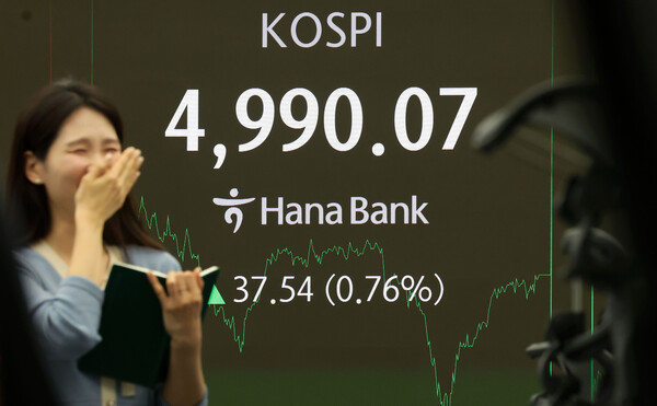 ▲ 서울 중구 하나은행 딜링룸 전광판에 지수가 표시되고 있다. /뉴시스