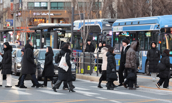 ▲ 서울 종로구 세종대로사거리에서 두꺼운 옷차림의 시민들이 출근길 발걸음을 옮기고 있다. /뉴시스