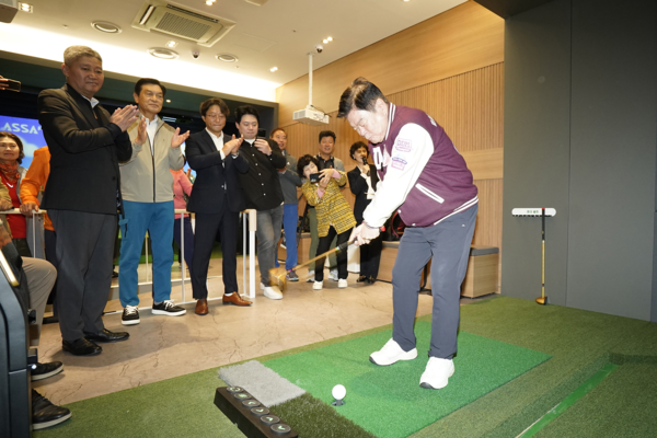 ▲ 이필형 구청장이 스크린파크골프장에서 시연을 하고 있다.