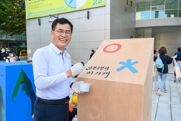 ▲ 지난 문화예술축제에서 미술활동에 참여한 이기재 양천구청장.