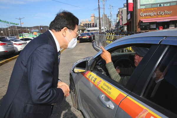 ▲ 주낙영 경주시장이 택시 운수종사자와 만나 현장 의견을 청취하고 있다.