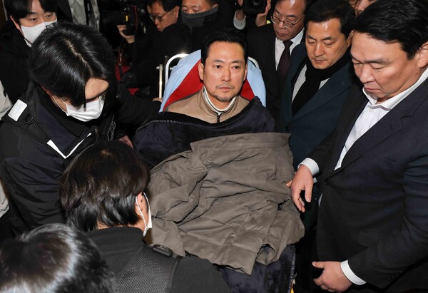 ▲ 이송되는 장동혁 대표. /뉴시스