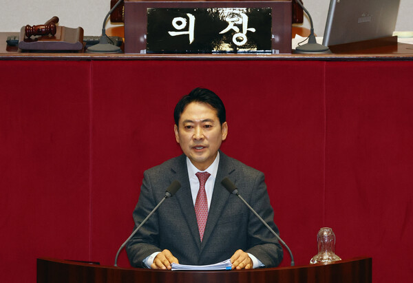 ▲ 내란전담재판부 설치법에 대한 필리버스터하는 장동혁 대표. /뉴시스