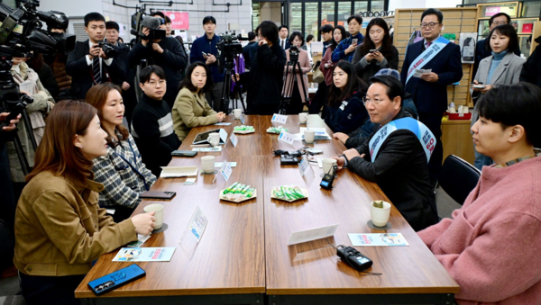 ▲ 유정복 인천시장이 예술회관역 천원택배 집화센터에서 소상공인 천원택배 배송량 100만 돌파 및 2단계 사업 확대시행을 맞아 소상공인, 관계자들과 간담회를 갖고 있다.
