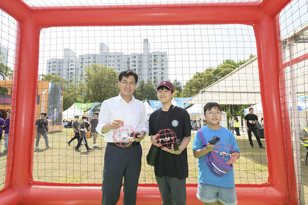 ▲ ‘Y교육박람회’ 드론축구존에서 아이들과 기념촬영 하는 이기재 양천구청장.