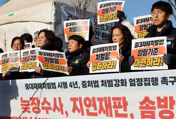 ▲ 이미선 민주노총 노동안전보건위원장이 27일 오전 서울 여의도 국회 앞에서 열린 중대재해처벌법(중처법) 시행 4년, 중처법 엄정집행 처벌강화 촉구 전국 동시다발 기자회견에 참석해 여는발언을 하고 있다. /뉴시스