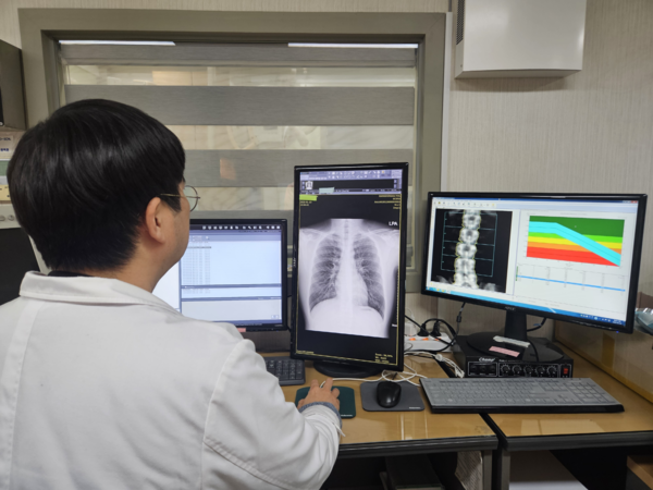 ▲ AI를 이용한 의료영상 판독 모습.