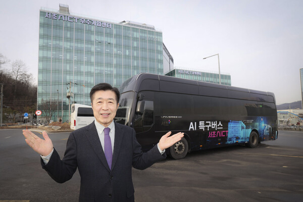 ▲ 전성수 서초구청장이 26일 서초AICT 우수기업센터 앞에서 열린 ‘AI 특구버스 탑승식’에 앞서 AI 특구버스를 소개하고 있다.