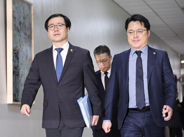 ▲ 여한구(왼쪽) 산업통상부 통상교섭본부장과 문신학 1차관이 27일 오후 서울 여의도 국회에서 이철규 국회 산업통상자원중소벤처기업위원회 위원장에게 대미 관세 관련 현안 보고를 하기 위해 이동하고 있다. /뉴시스