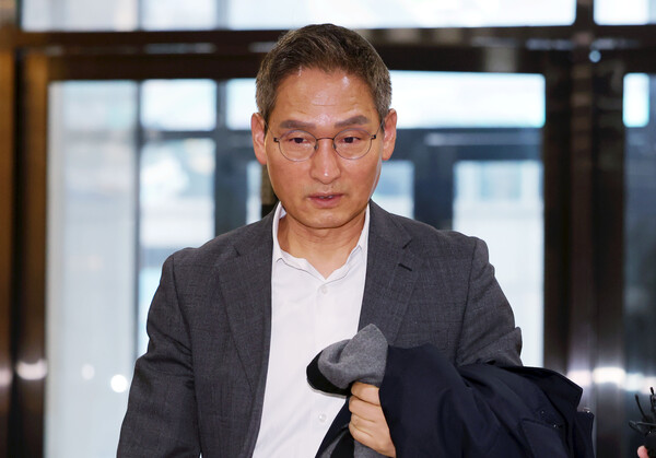 ▲ 안권섭 특별검사가 지난해 12월 31일 오전 서울 서초구 관봉권 띠지 폐기 의혹 및 쿠팡 퇴직금 불기소 외압 의혹 진상규명을 위한 특검 사무실로 출근하고 있다. /뉴시스