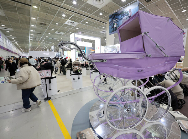 ▲ 2026 맘스홀릭 베이비페어가 개막한 15일 오후 서울 강남구 코엑스 행사장을 찾은 시민들이 참여 업체 부스를 둘러보고 있다. /뉴시스