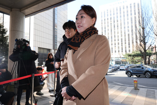 ▲ '명태균 게이트' 제보자인 강혜경 씨가 27일 오후 서울 마포구 서울경찰청 공공범죄수사대에서 이준석 개혁신당 대표의 여론조사 비용 대납 의혹 관련 참고인 조사를 받기 위해 출석하고 있다. /뉴시스