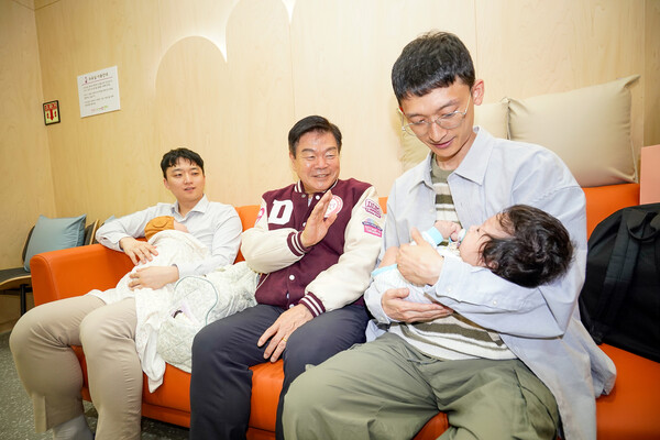 ▲ 아가사랑센터에서 수유 체험 중인 이필형 동대문구청장.