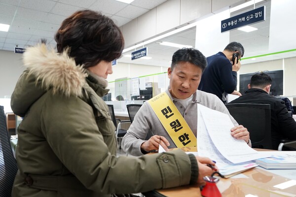 ▲ 성북구가 토지거래허가 업무의 처리 속도와 민원 편의성을 높이기 위해 토지거래허가 처리기간을 기존 15일에서 11일로 4일 단축하는 한편, 팀장 2인을 구청 민원실 허가신청 창구 ‘민원도우미’로 배치해 민원인의 어려움을 해소하고 있다.