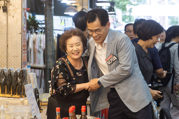 ▲ 지난 추석명절에 전통시장에서 상인들과 인사하고 있는 이기재 양천구청장.